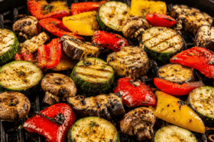 Gegrilltes Gemüse mit Zucchini, Paprika, Aubergine und Champignons – gesundes kalorienarmes Grillrezept mit vielen Ballaststoffen zum Abnehmen ohne Verzicht
