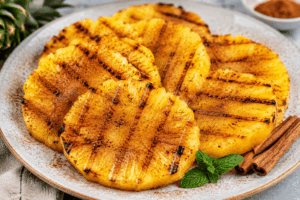 Gegrillte Ananas mit Zimt – fruchtiges leichtes Dessert vom Grill mit karamellisierter Ananas und natürlicher Süße für einen gesunden Genuss ohne Verzicht 