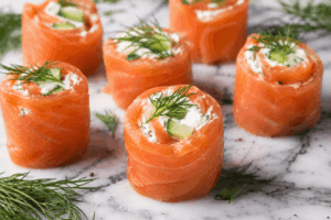 Lachs-Röllchen Aufgestellte Röllchen auf Marmor mit Dill